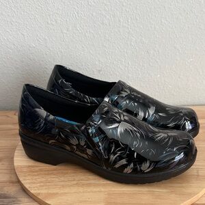 Easy Works By Easy Street Tiffany Womens Round Clogs new